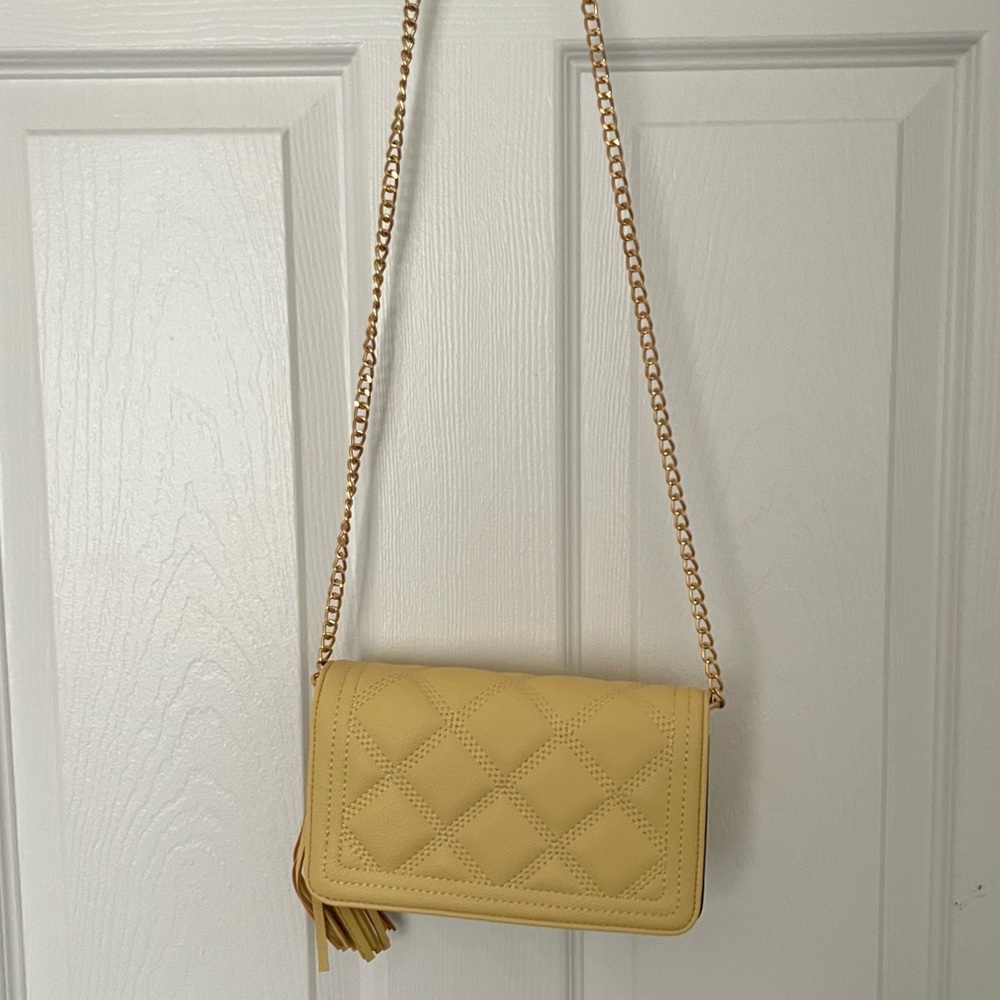 Yellow crossbody bag with gold chain 💛